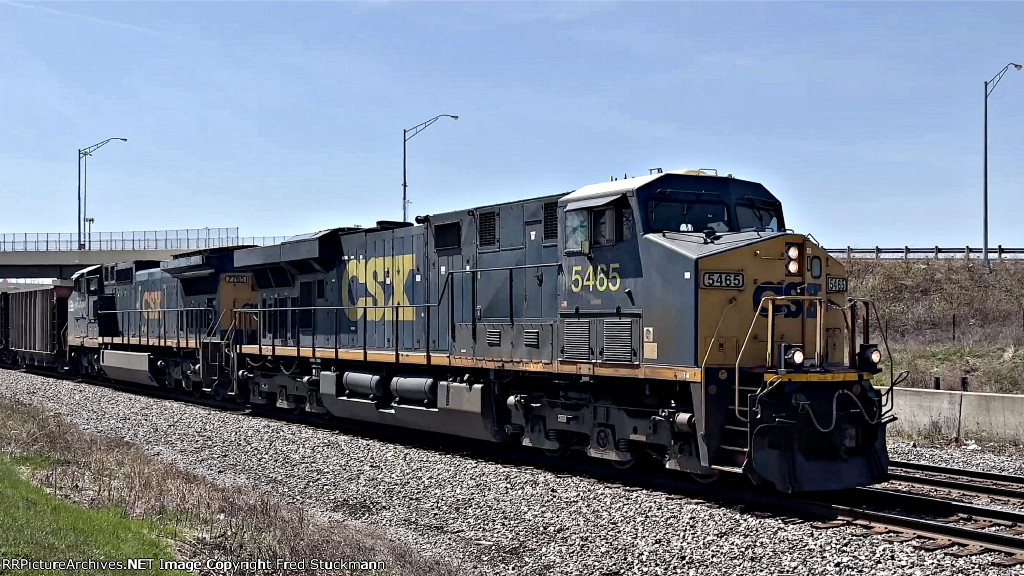 CSX 5465 leads E700.